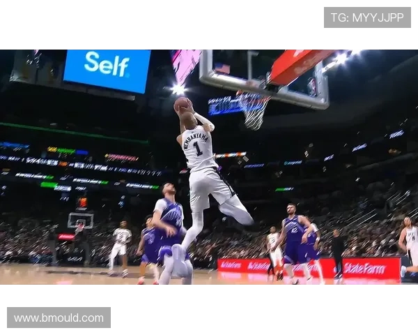 埃奇库姆高效表现助力球队胜利23分7板4助攻三分命中率超50